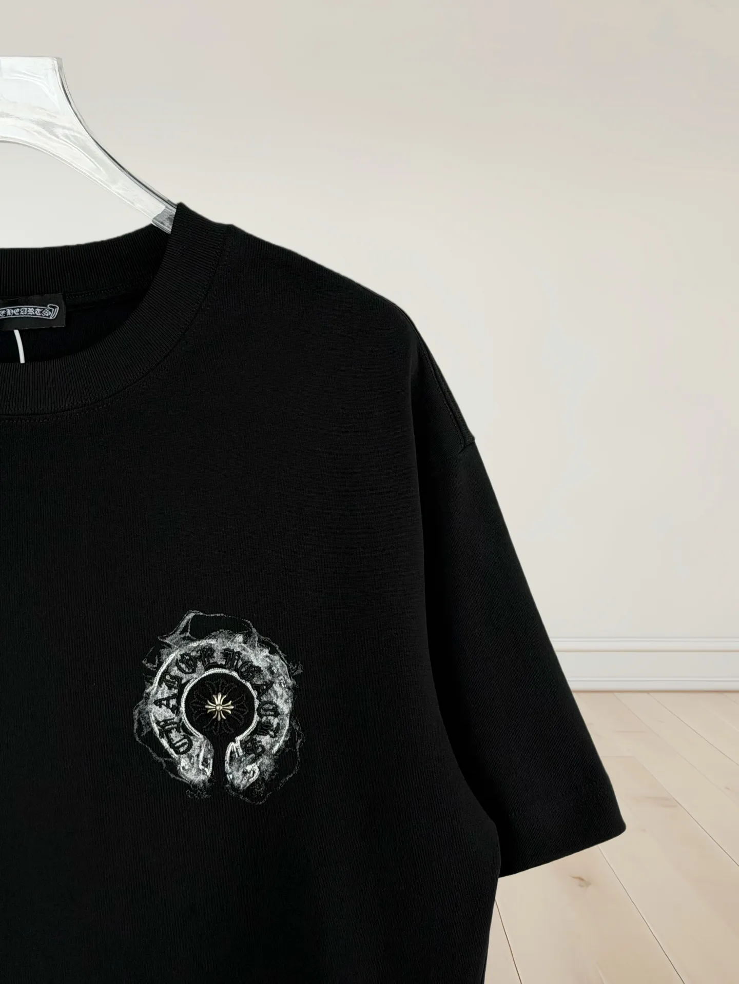 P170 [High Quality] Chrome hearts embroidered front and back printing + embroidered horseshoe brand logo, front and back panels are designed with embroidery + printing + rivet embroidery heavy craftsmanship. High-end customized 32 count 280g fabric. Soft to the touch. Comfortable to wear. Exquisite stitching. Fine workmanship. The upper body effect is incomparably handsome! Same style for men and women 𝐂𝐎𝐋𝐎𝐔𝐑: White Black 𝐒𝐈𝐙𝐄: S-XL Size chart: S: Shoulder width 51-Bust 55-Length 70 M: Shoulder width 53-Bust 57-Length 72 L: Shoulder width 55-Bust 59-Length 74 XL: shoulder width 57-bust 61-length 76